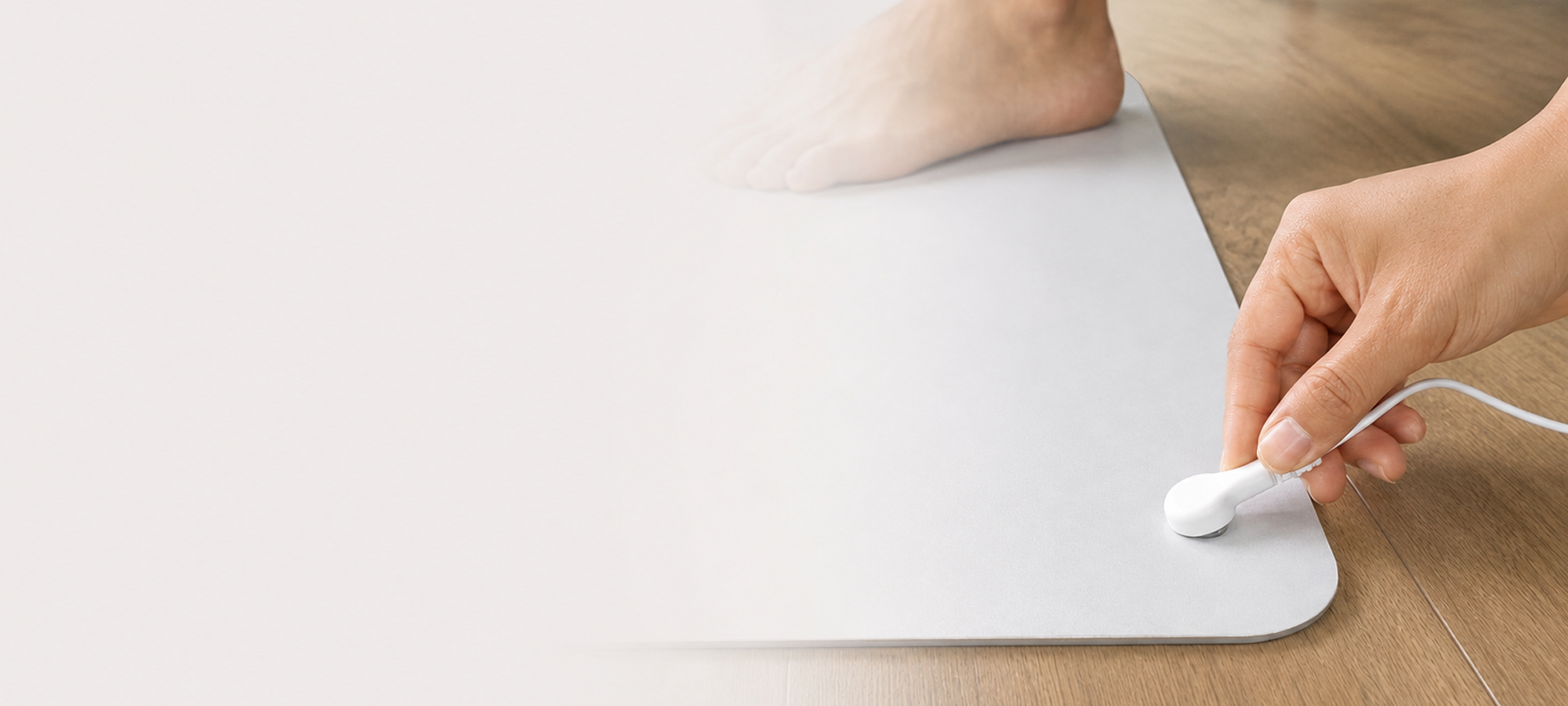 Grounding mat connected to grounded outlet